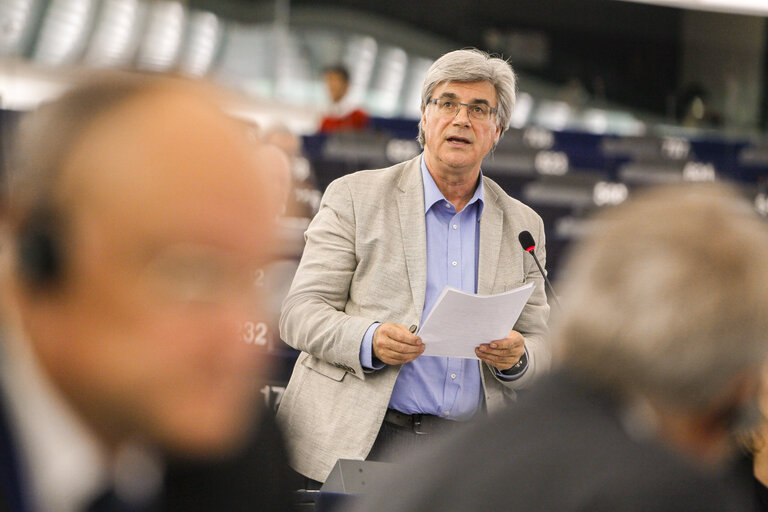 Снимка 4: Plenary session week 41 2015 in Strasbourg European Council and Commission statements - Conclusions of the informal European Council of 23 September 2015    Votes followed by explanations of votes  Votes  Council and Commission statements - Humanitarian situation of refugees within the EU and neighbouring countries