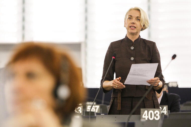 Снимка 5: Plenary session week 41 2015 in Strasbourg European Council and Commission statements - Conclusions of the informal European Council of 23 September 2015    Votes followed by explanations of votes  Votes  Council and Commission statements - Humanitarian situation of refugees within the EU and neighbouring countries