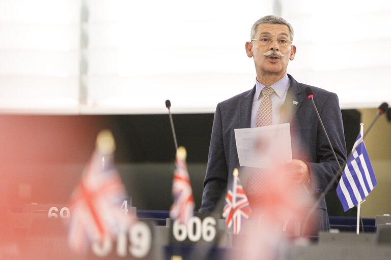 Снимка 13: Plenary session week 41 2015 in Strasbourg European Council and Commission statements - Conclusions of the informal European Council of 23 September 2015    Votes followed by explanations of votes  Votes  Council and Commission statements - Humanitarian situation of refugees within the EU and neighbouring countries