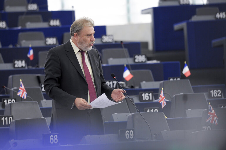 Fotografie 25: Plenary session week 41 2015 in Strasbourg  Oral question - Emission measurements in the automotive sector  Commission: O-000113/2015 [ENVI, IMCO, ITRE, TRAN]  Statement by the Vice-President of the Commission/High Representative of the Union for Foreign Affairs and Security Policy - Situation in Libya  Oral question - The death penalty  Council: O-000103/2015 [AFET]