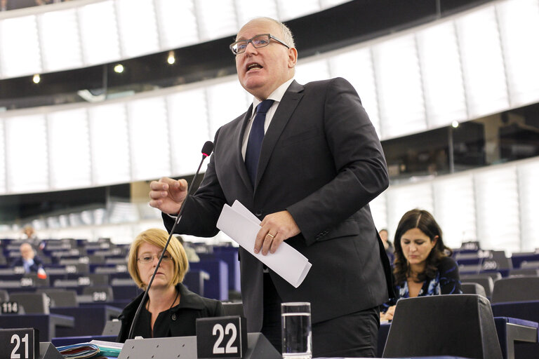 Снимка 24: Plenary session week 41 2015 in Strasbourg European Council and Commission statements - Conclusions of the informal European Council of 23 September 2015    Votes followed by explanations of votes  Votes  Council and Commission statements - Humanitarian situation of refugees within the EU and neighbouring countries