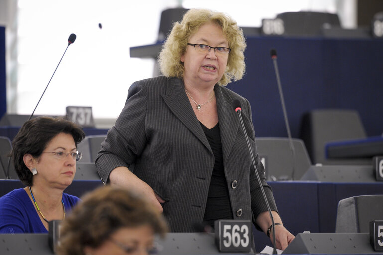 Fotografie 9: Plenary session week 41 2015 in Strasbourg  Oral question - Emission measurements in the automotive sector  Commission: O-000113/2015 [ENVI, IMCO, ITRE, TRAN]  Statement by the Vice-President of the Commission/High Representative of the Union for Foreign Affairs and Security Policy - Situation in Libya  Oral question - The death penalty  Council: O-000103/2015 [AFET]