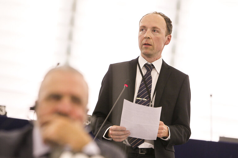 Снимка 10: Plenary session week 41 2015 in Strasbourg European Council and Commission statements - Conclusions of the informal European Council of 23 September 2015    Votes followed by explanations of votes  Votes  Council and Commission statements - Humanitarian situation of refugees within the EU and neighbouring countries