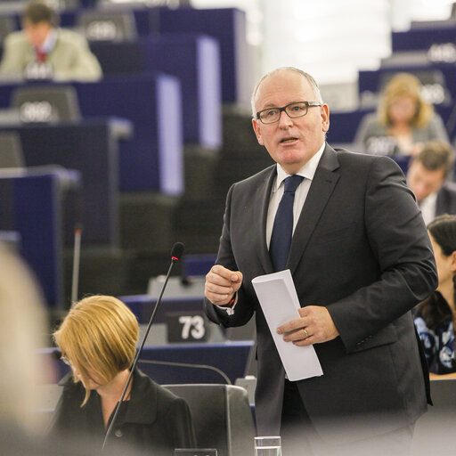 Снимка 25: Plenary session week 41 2015 in Strasbourg European Council and Commission statements - Conclusions of the informal European Council of 23 September 2015    Votes followed by explanations of votes  Votes  Council and Commission statements - Humanitarian situation of refugees within the EU and neighbouring countries