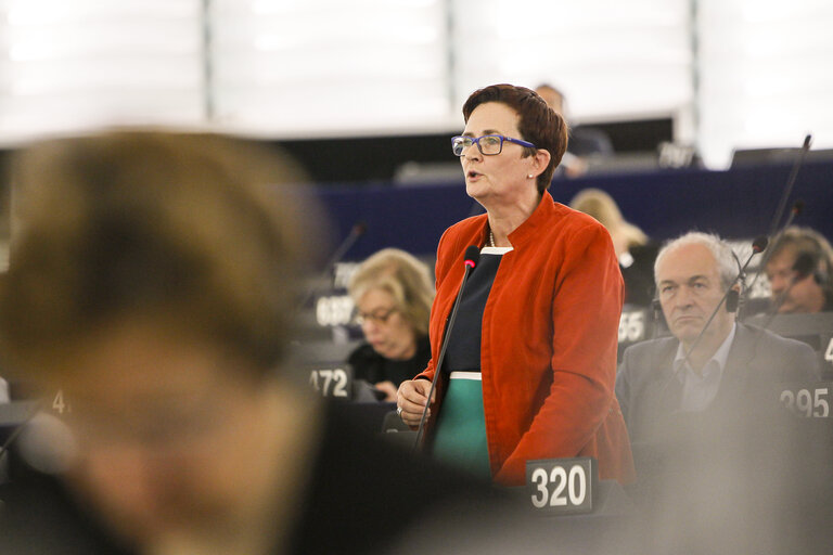 Снимка 2: Plenary session week 41 2015 in Strasbourg European Council and Commission statements - Conclusions of the informal European Council of 23 September 2015    Votes followed by explanations of votes  Votes  Council and Commission statements - Humanitarian situation of refugees within the EU and neighbouring countries