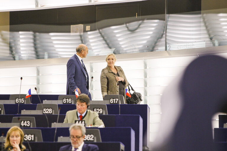 Снимка 8: Plenary session week 41 2015 in Strasbourg European Council and Commission statements - Conclusions of the informal European Council of 23 September 2015    Votes followed by explanations of votes  Votes  Council and Commission statements - Humanitarian situation of refugees within the EU and neighbouring countries