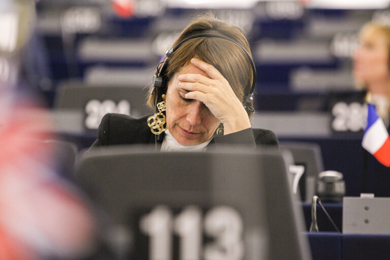 Снимка 16: Plenary session week 41 2015 in Strasbourg European Council and Commission statements - Conclusions of the informal European Council of 23 September 2015    Votes followed by explanations of votes  Votes  Council and Commission statements - Humanitarian situation of refugees within the EU and neighbouring countries