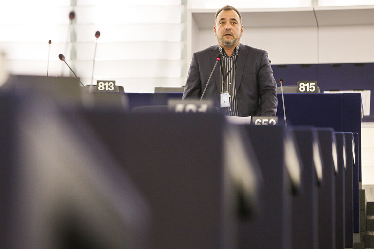 Снимка 9: Plenary session week 41 2015 in Strasbourg European Council and Commission statements - Conclusions of the informal European Council of 23 September 2015    Votes followed by explanations of votes  Votes  Council and Commission statements - Humanitarian situation of refugees within the EU and neighbouring countries