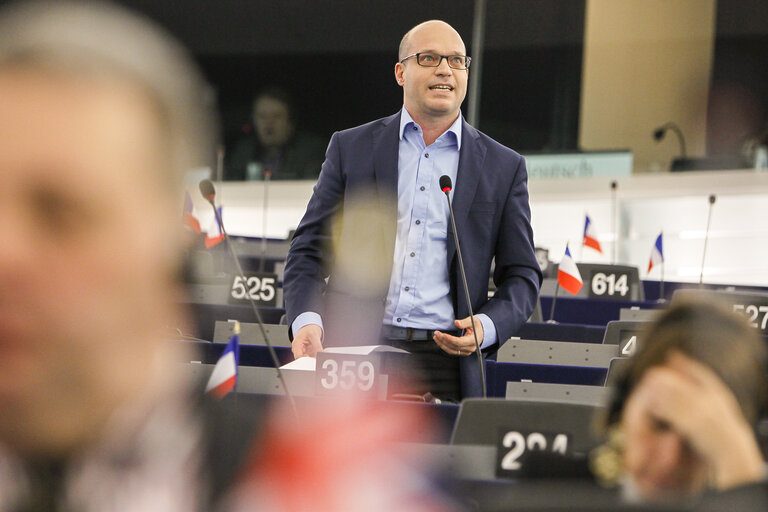 Снимка 15: Plenary session week 41 2015 in Strasbourg European Council and Commission statements - Conclusions of the informal European Council of 23 September 2015    Votes followed by explanations of votes  Votes  Council and Commission statements - Humanitarian situation of refugees within the EU and neighbouring countries