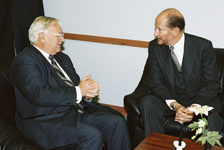 Photo 7: EP President meets with Simeon  SAXE-COBURG-GOTHA in October 1992