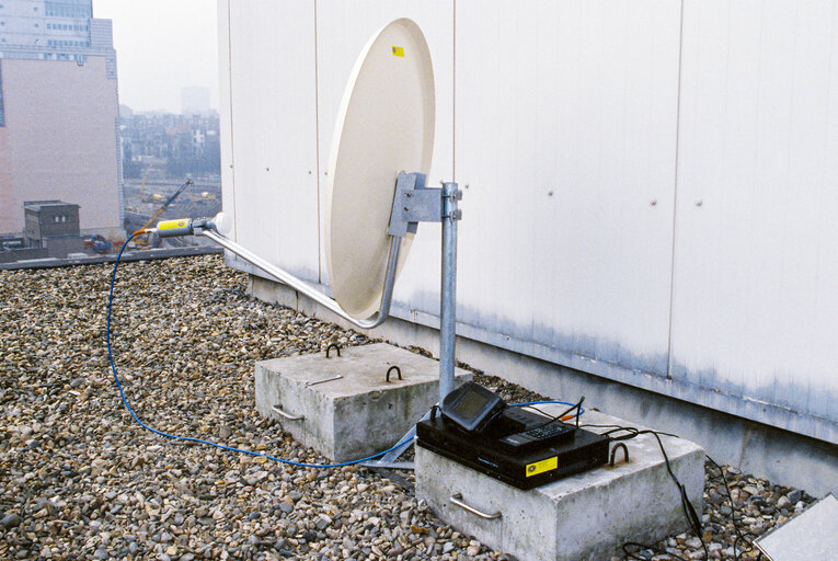 Foto 3: A satellite dish aerial with cable is set on a roof at the European Parliament in Brussels