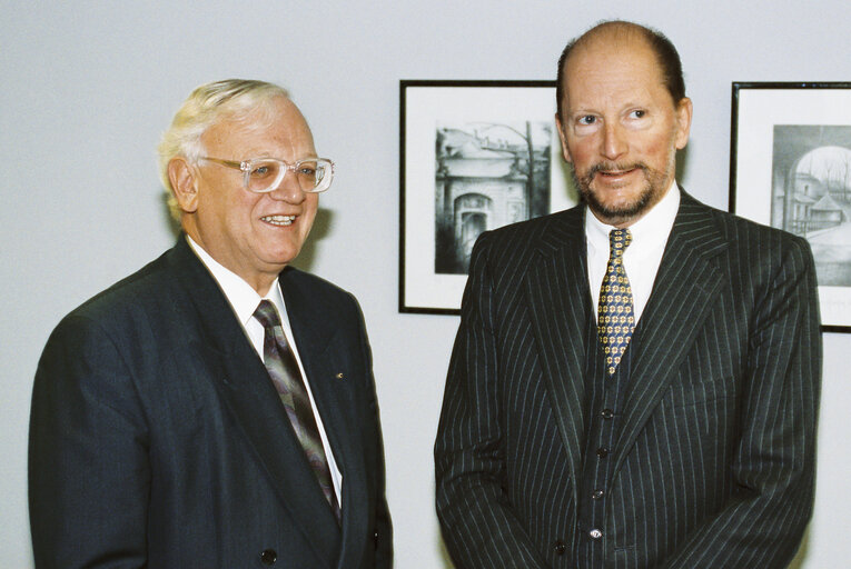 Photo 8: EP President meets with Simeon  SAXE-COBURG-GOTHA in October 1992