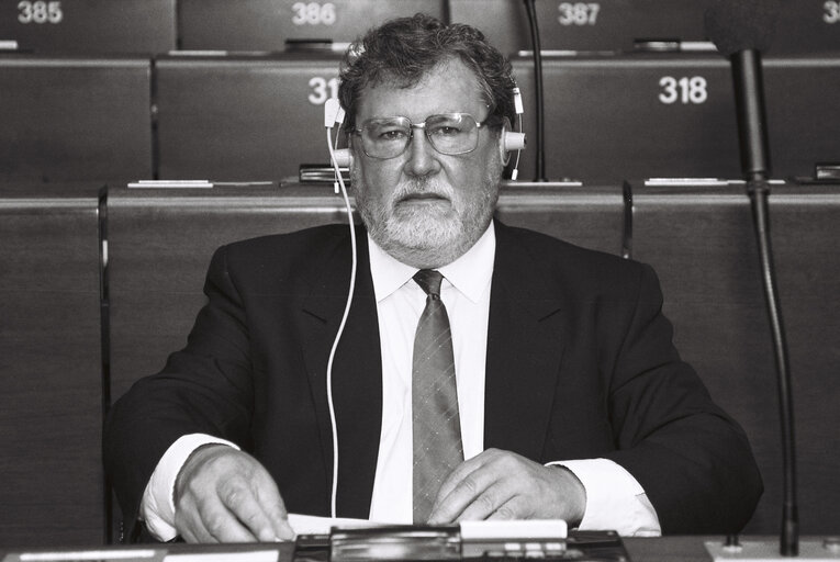 Foto 8: Claude DELCROIX in Plenary Session in Strasbourg - june 1992