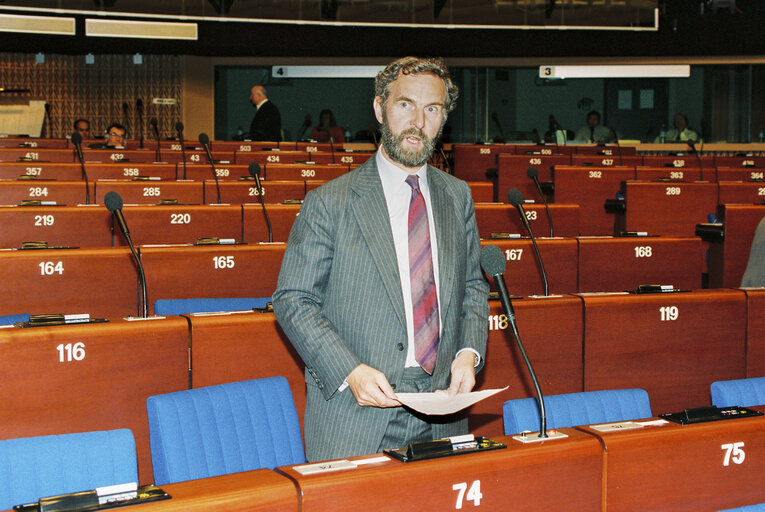 Zdjęcie 4: The MEP Benjamin PATTERSON during a session in Strasbourg on July 8, 1992.