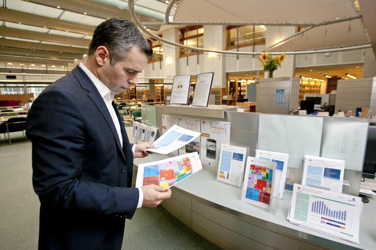 Fotografija 7: MEP Alexander ALVARO in the EP library in Brussels for the library's promotion