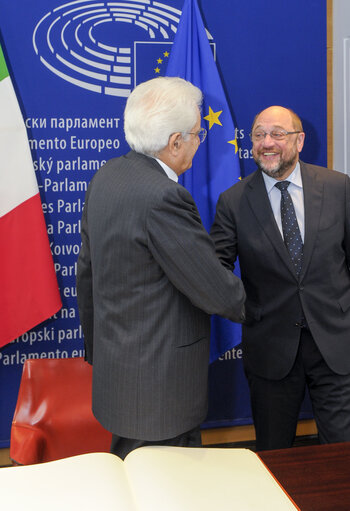 Fotó 5: Official visit of the Italian President to the European Parliament in Strasbourg.     Signing of the Distinguished Visitor's Book