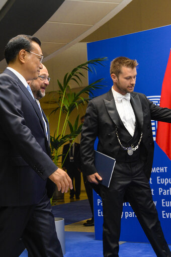 Zdjęcie 10: Visit of the Prime Minister of the People's Republic of China to the European Parliament in Brussels Signature of the distinguished visitors' guest book.