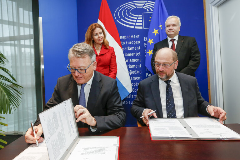 Fotografija 6: LEX signing.  Rap. WIKSTROM - Council Regulation (EC) No 207/2009 on the Community trade mark.   Rap. WIKSTROM - Approximate the laws of the Member States relating to trade marks (Recast)