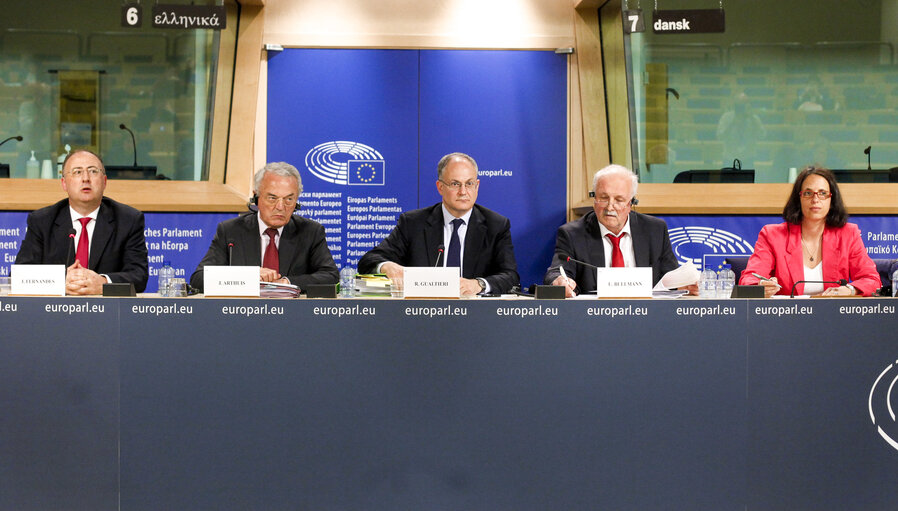 Fotó 9: ECON/BUDG Joint Committee Meeting - vote on the Juncker investment plan. Press Point