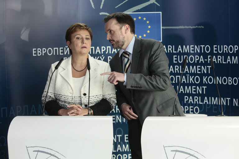 Foto 37: Press conference following the Hearing of Commissioner-designate for Budget and Human Resources - BUDG-CONT