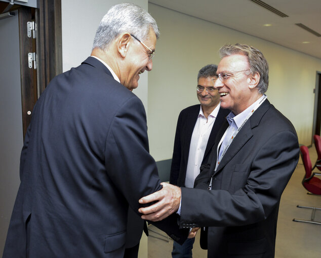 Fotogrāfija 8: MEP Manolis KEFALOGIANNIS meets Volkan BOZKIR, minister for EU Affairs of Turkey