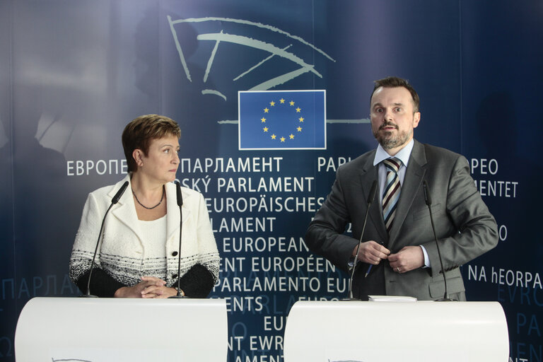 Foto 36: Press conference following the Hearing of Commissioner-designate for Budget and Human Resources - BUDG-CONT