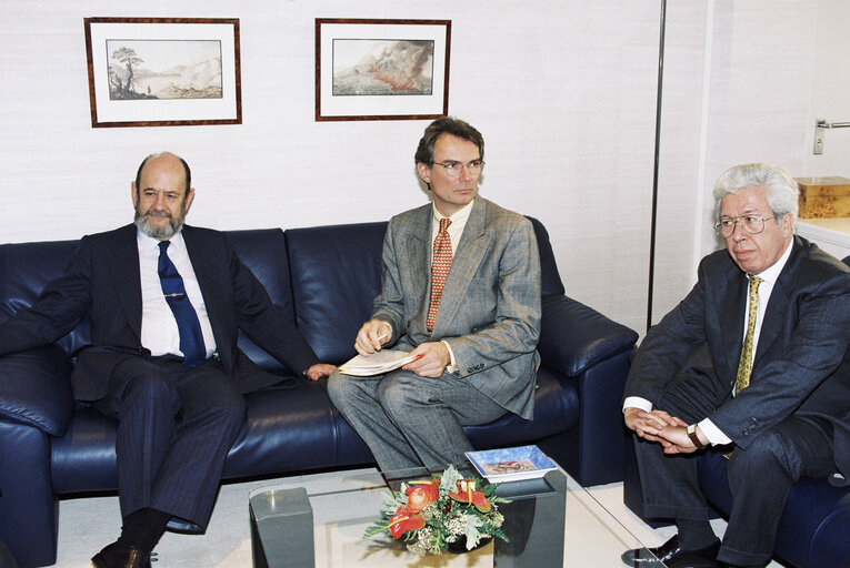 Foto 2: EP President meets with the winner of the 1996 Sakharov Prize for Freedom of Thought