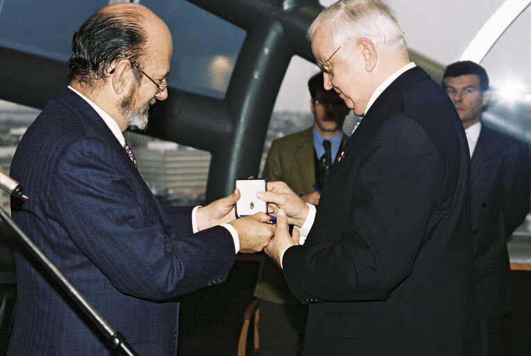 Fotografija 22: Jose Maria GIL-ROBLES GIL-DELGADO - EP President meets with Egon KLEPSCH, Former EP President