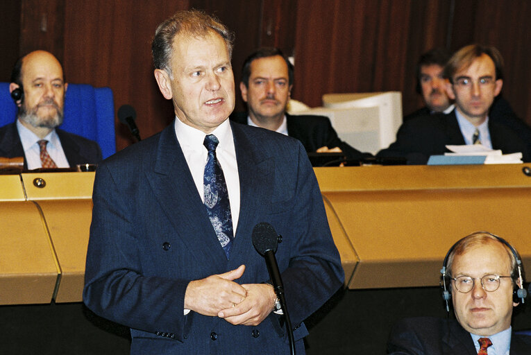 Zdjęcie 2: The President of the Court of Auditors, Bernhard FRIEDMANN, presents the Court's annual report for 1996.