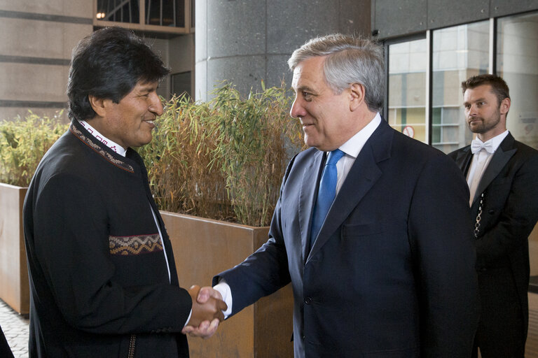 Foto 2: Official visit of the President of Bolivia. Welcome .