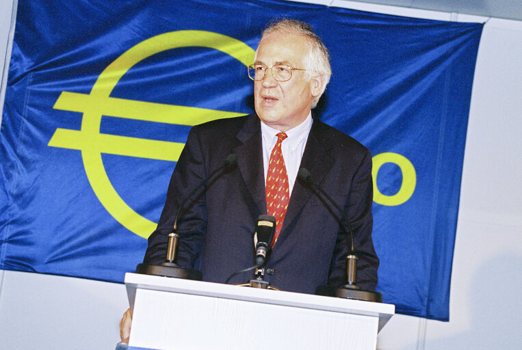 Photo 23 : Event for the launch of Euro currency