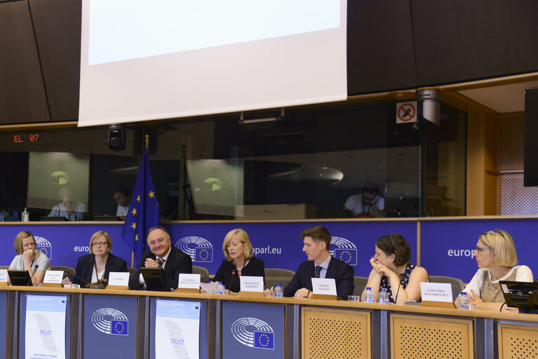 Fotografija 16: PETI Committee - Public hearing : ' Restoring citizens' confidence and trust in the European project '