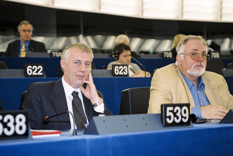 Fotogrāfija 24: MEPs Henrik Dam CHRISTENSEN and Helmut KUHNE in Plenary Session at the European Parliament in Strasbourg