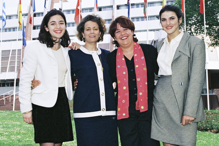 Photo 1: Mrs IZQUIERDO ROJO meets with candidates in the Algerian election