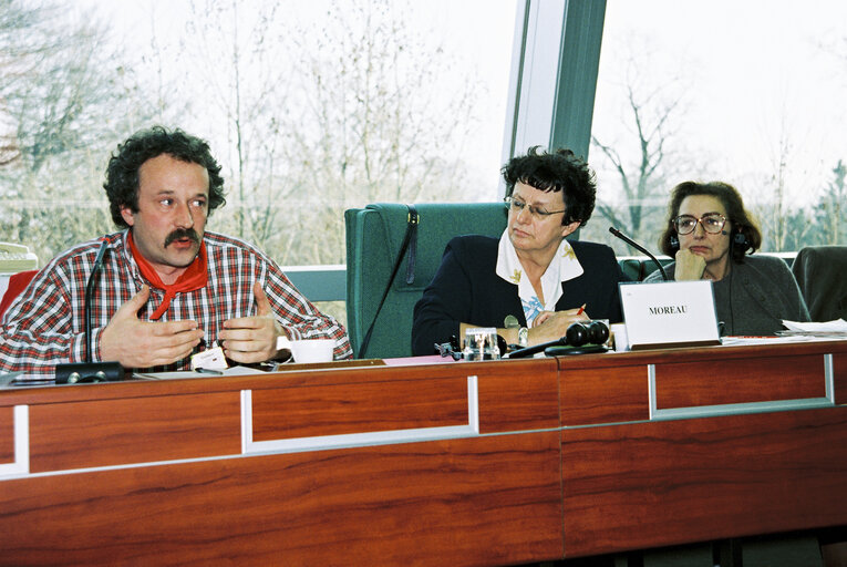 Foto 27: Meeting with trade union representatives on the closure of the Renault factory in Belgium