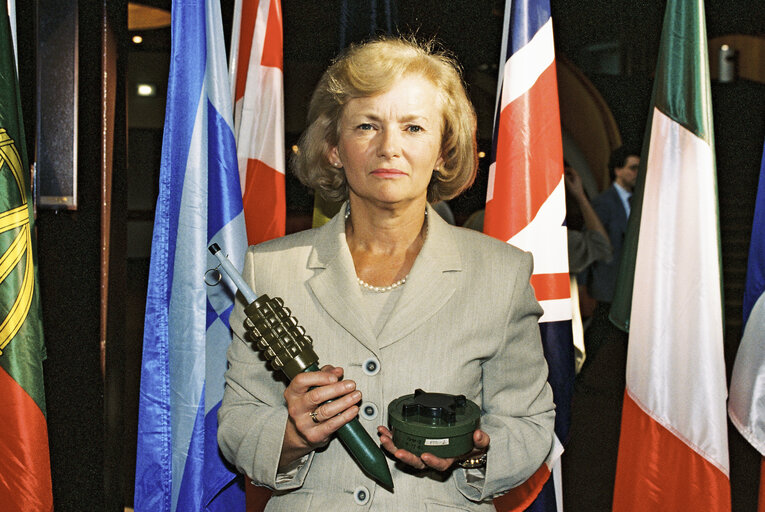 Suriet 3: MEP posing with anti personnel mines