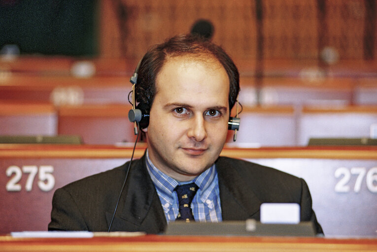 Valokuva 3: Portrait of Mep in the hemicycle of the European Parliament in Strasbourg