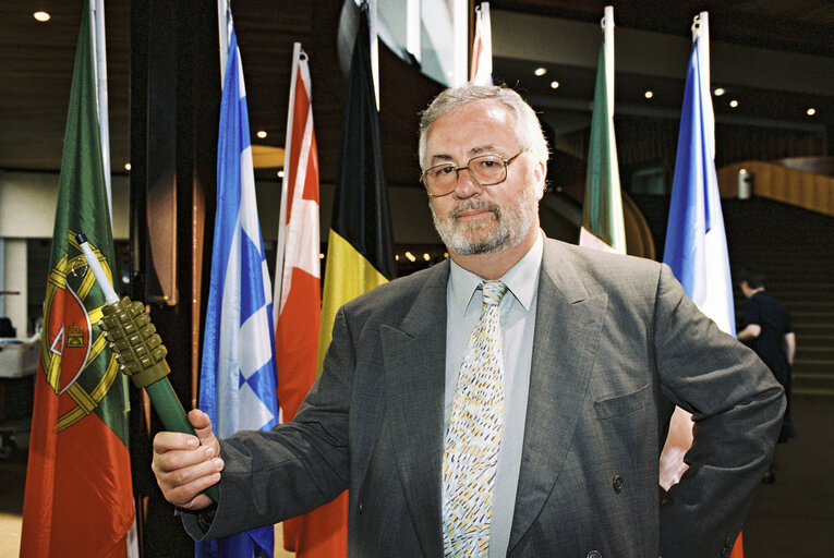 Suriet 1: MEP posing with anti personnel mines