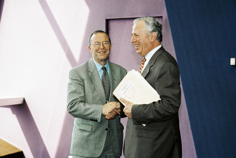 Zdjęcie 2: Jacques SANTER EC President meets Wilfried MARTENS in Strasbourg