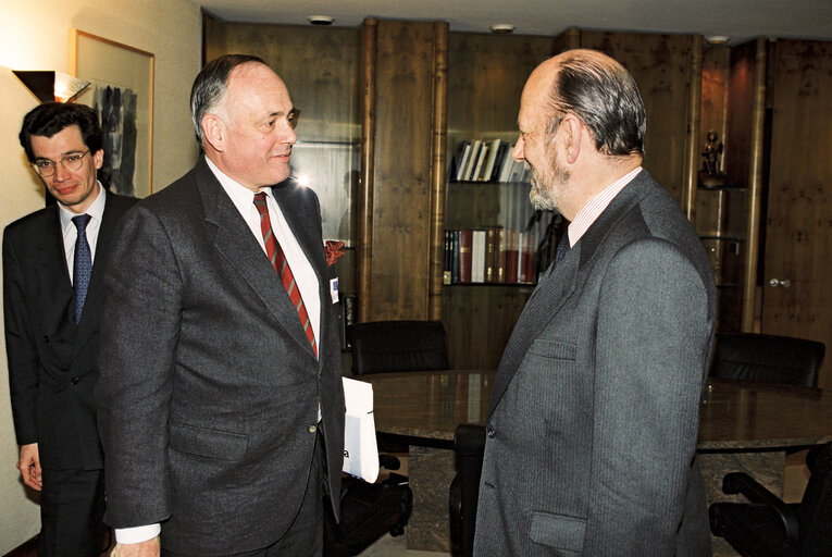 Fotografija 3: Jose Maria GIL-ROBLES GIL-DELGADO EP President meets with visitor at the European Parliament in Strasbourg