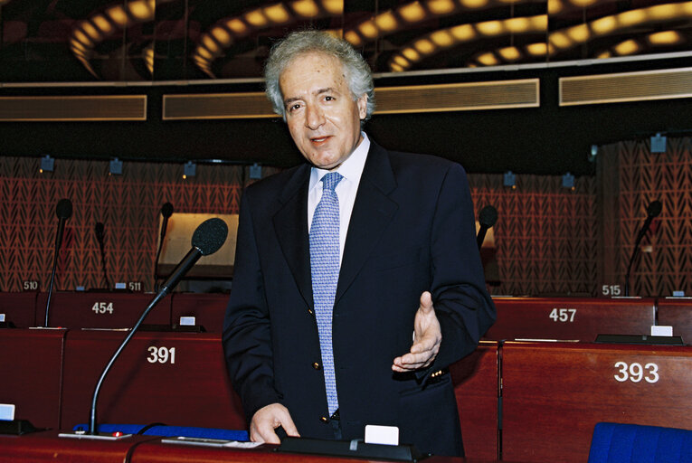 Снимка 3: Portrait of MEP Nikolaos PAPAKYRIAZIS in Strasbourg