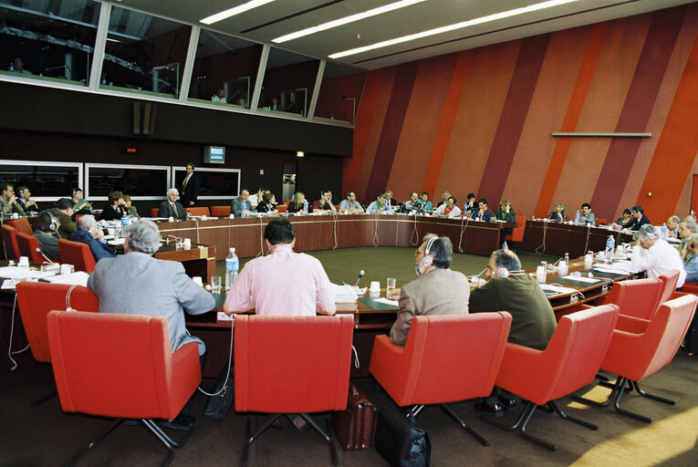 Foto 25: Meeting with trade union representatives on the closure of the Renault factory in Belgium