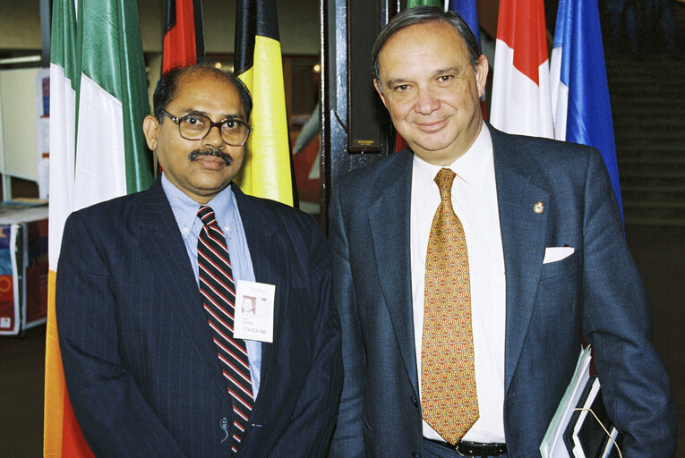 Valokuva 2: MEP Fernando FERNANDEZ MARTIN with Mr Suri SRIRAMA in Strasbourg