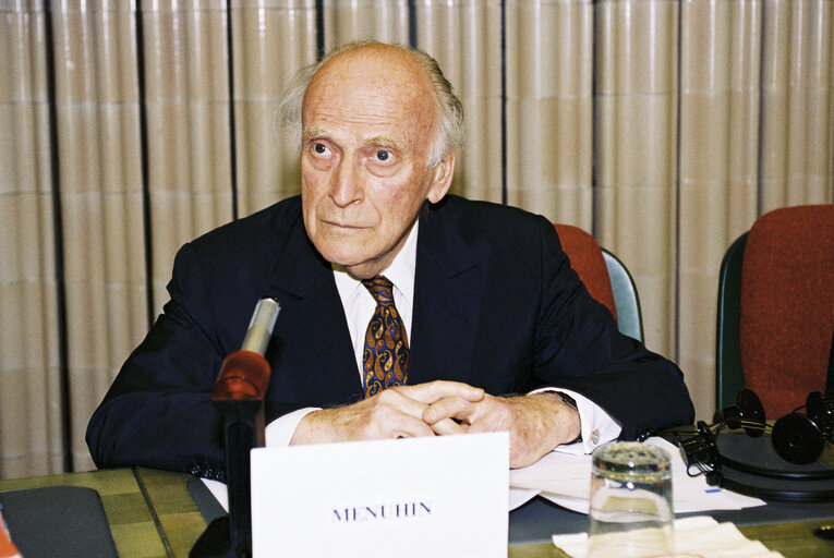 Zdjęcie 3: Meeting with Lord Yehudi MENUHIN, President of the International Yehudi Menuhin Foundation.