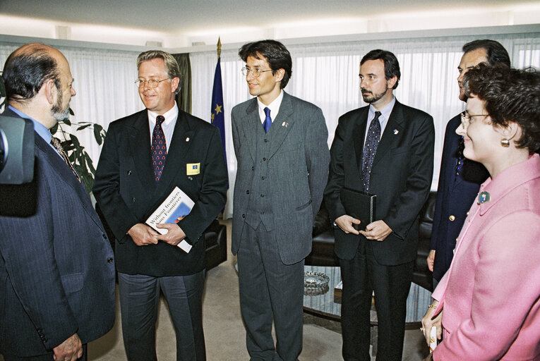 Fotografija 5: Jose Maria GIL-ROBLES GIL-DELGADO EP President meets with visitor at the European Parliament in Strasbourg