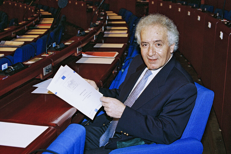 Снимка 4: Portrait of MEP Nikolaos PAPAKYRIAZIS in Strasbourg