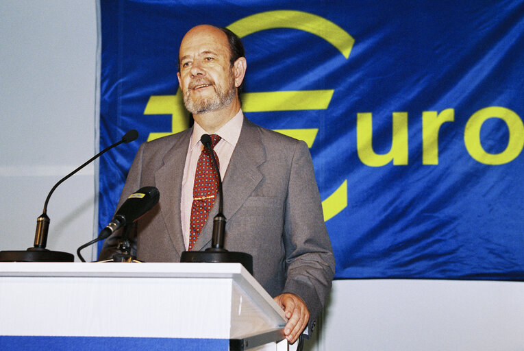 Photo 28 : Event for the launch of Euro currency