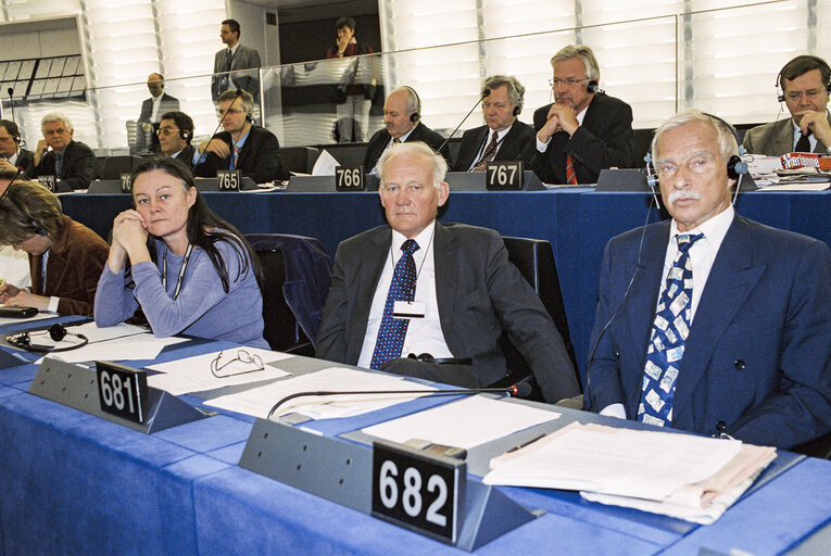 Fotogrāfija 23: MEPs Helene GOUDIN, Lars WOHLIN and Nils LUNDGREN in Plenary Session at the European Parliament in Strasbourg