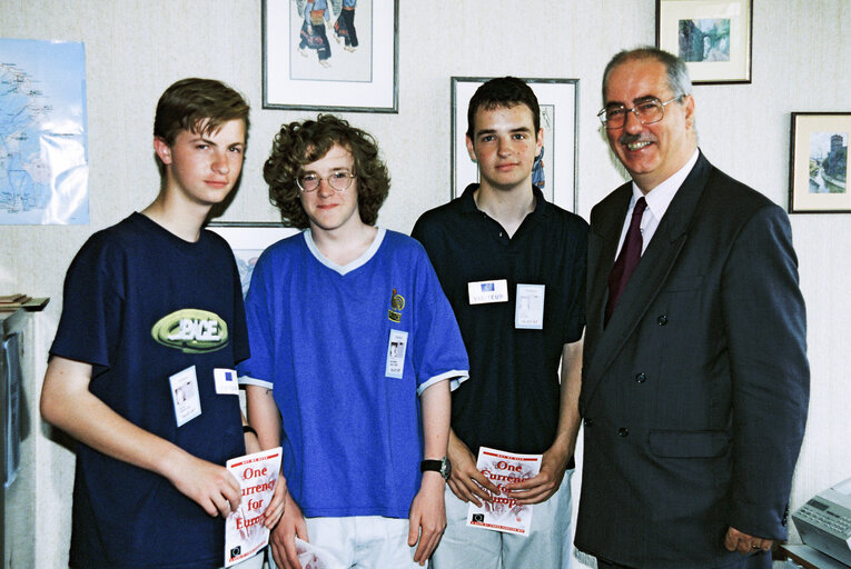 Photo 42 : MEp Lyndon H.A. HARRISON with young laureates of the 'One currency for Europe' contest over Euro