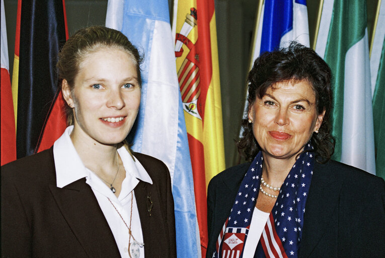 Φωτογραφία 2: MEPs Marjo MATIKAINEN-KALLSTROM and Charlotte CEDERSCHIOLD together in Brussels